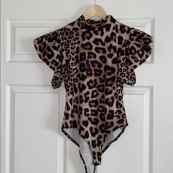 Tops - Puff sleeve cheetah print bodysuit.